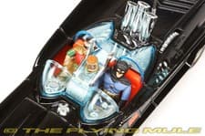 Corgi 1:46 Batmobile Batman and Robin - image 3